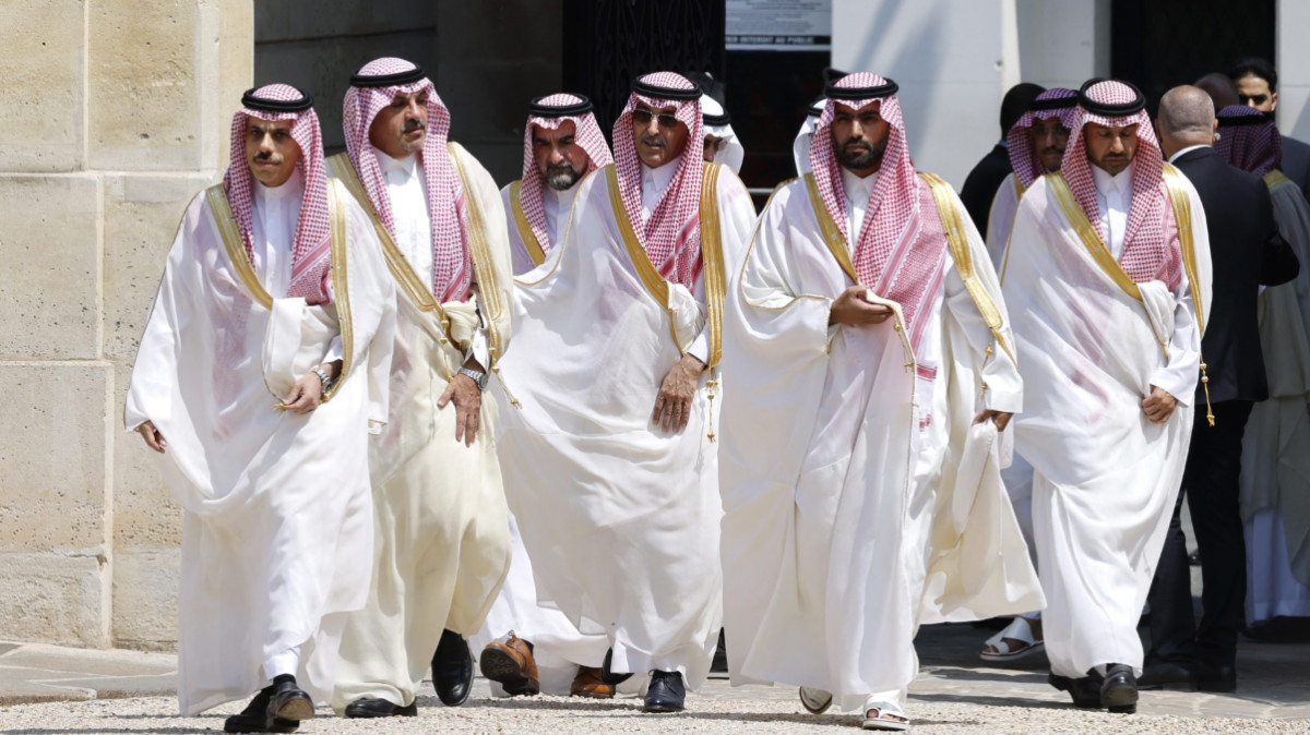Why Saudi Arabia can spend more money than it makes even as oil prices drop020 Why Saudi Arabia can spend more money than it makes even as oil prices drop