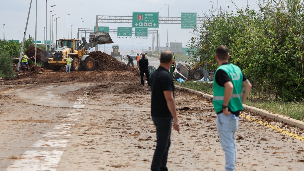 Yemeni missile leaves crater near Israels Ben Gurion Airport020 Yemeni missile leaves crater near Israels Ben Gurion Airport
