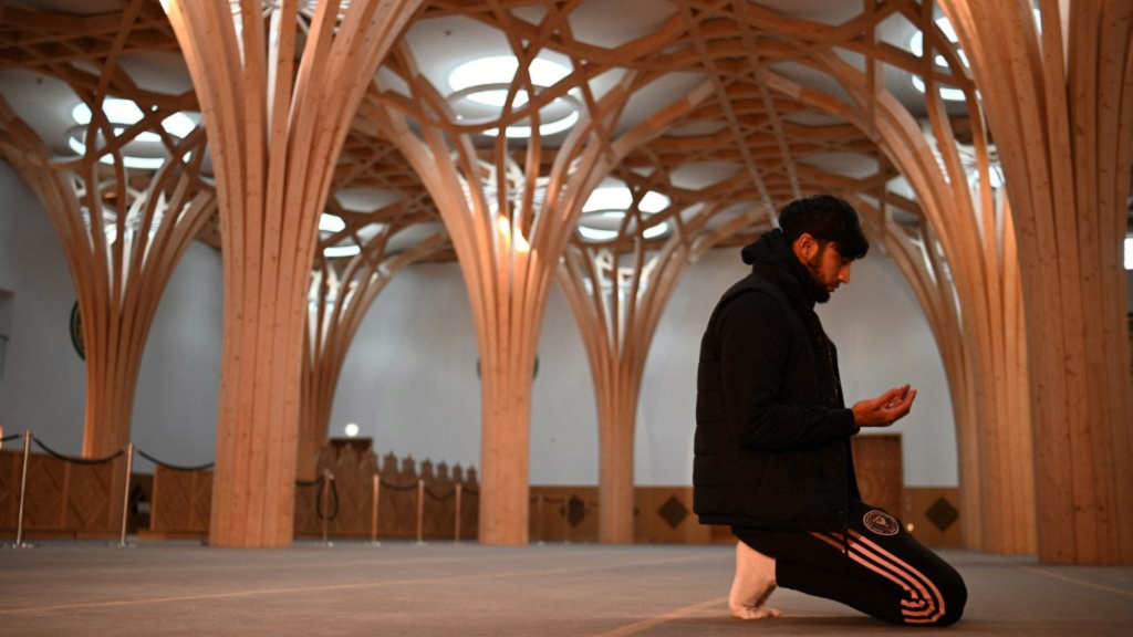 British Muslims are more loyal to UK than general public new poll reveals020 British Muslims are more loyal to UK than general public new poll reveals
