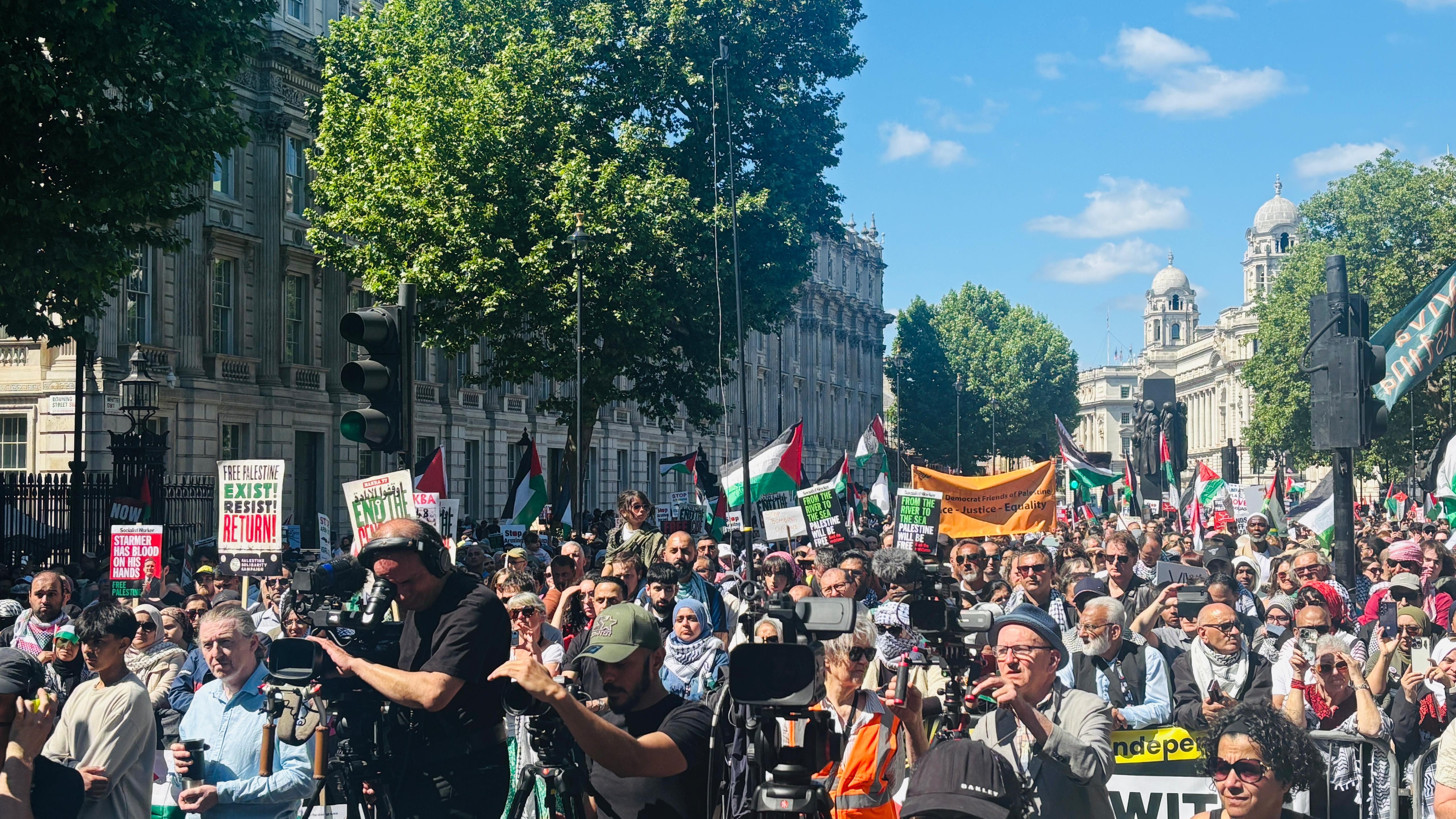 Half a million march to Downing Street to urge Starmer to cut ties with Israel020 Half a million march to Downing Street to urge Starmer to cut ties with Israel