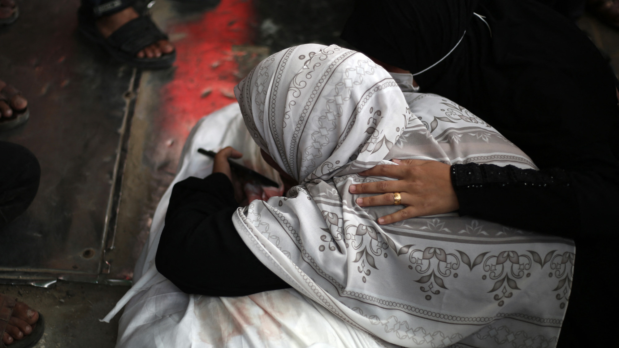 Palestinian woman buries husband alone after two months trapped under Israeli siege020 Palestinian woman buries husband alone after two months trapped under Israeli siege