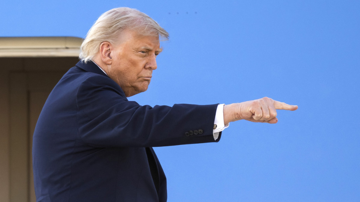 Trump justifies Iran deal as a way to prevent economic catastrophe020 Trump justifies Iran deal as a way to prevent economic catastrophe