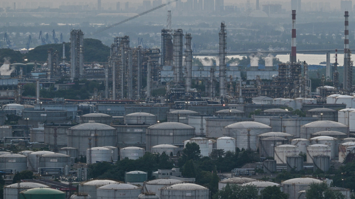 Chinas oil imports plunge 40 percent keeping a lid on energy prices020 Chinas oil imports plunge 40 percent keeping a lid on energy prices