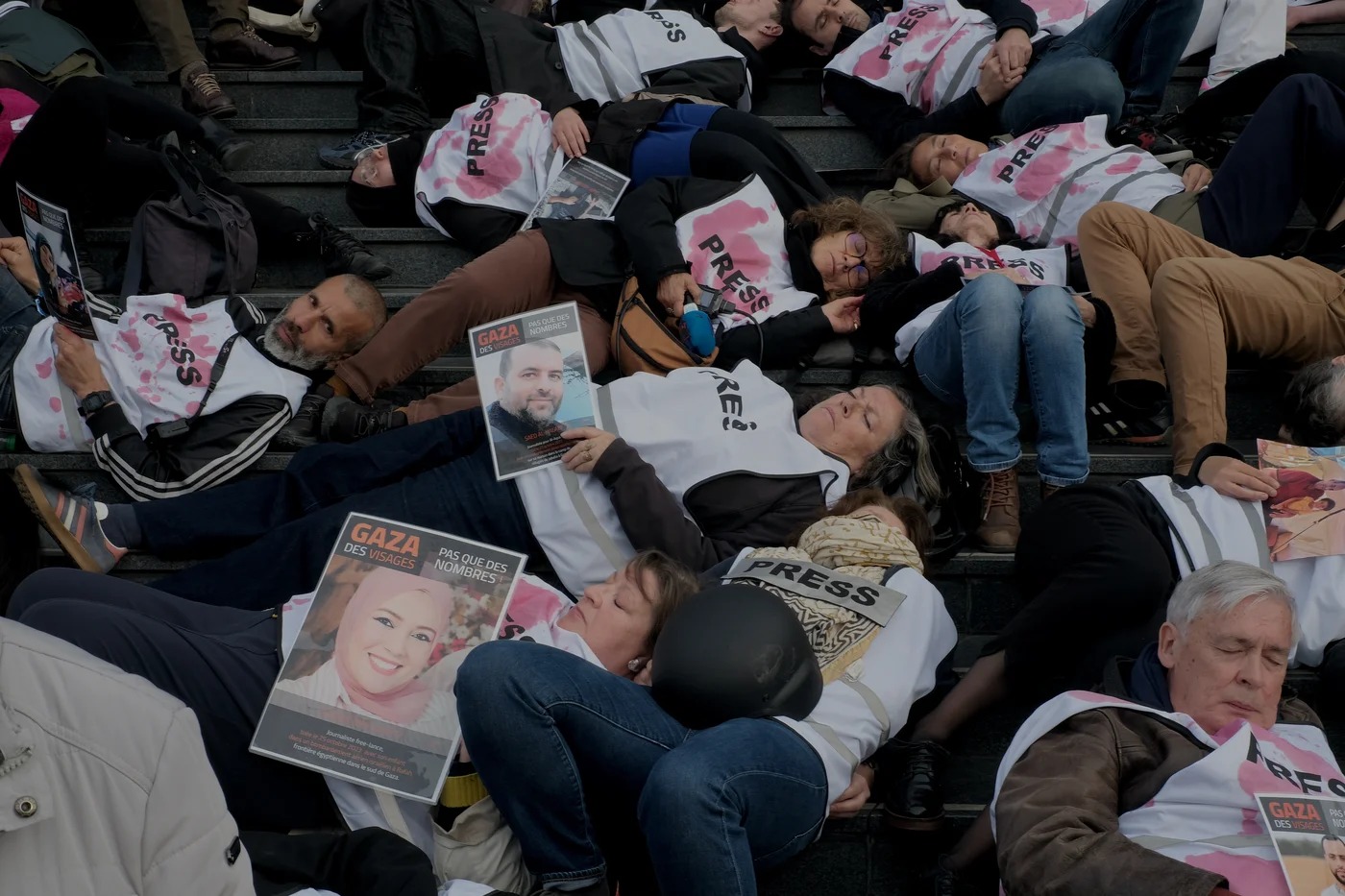 French journalists stage diein to protest Israels killing of reporters in Gaza020 French journalists stage diein to protest Israels killing of reporters in Gaza