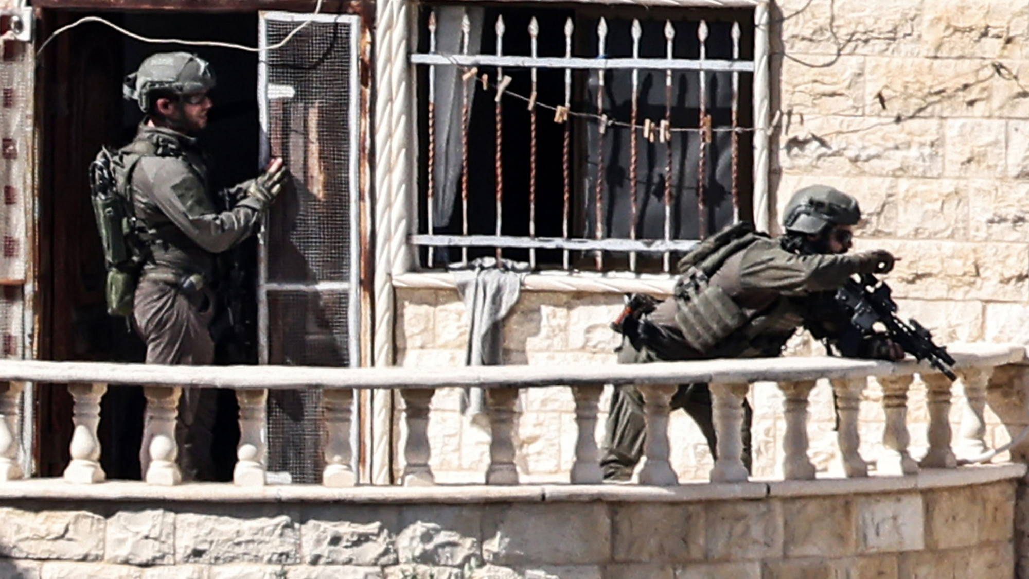 Israel expels Palestinians from their homes to use them as military posts020 Israel expels Palestinians from their homes to use them as military posts