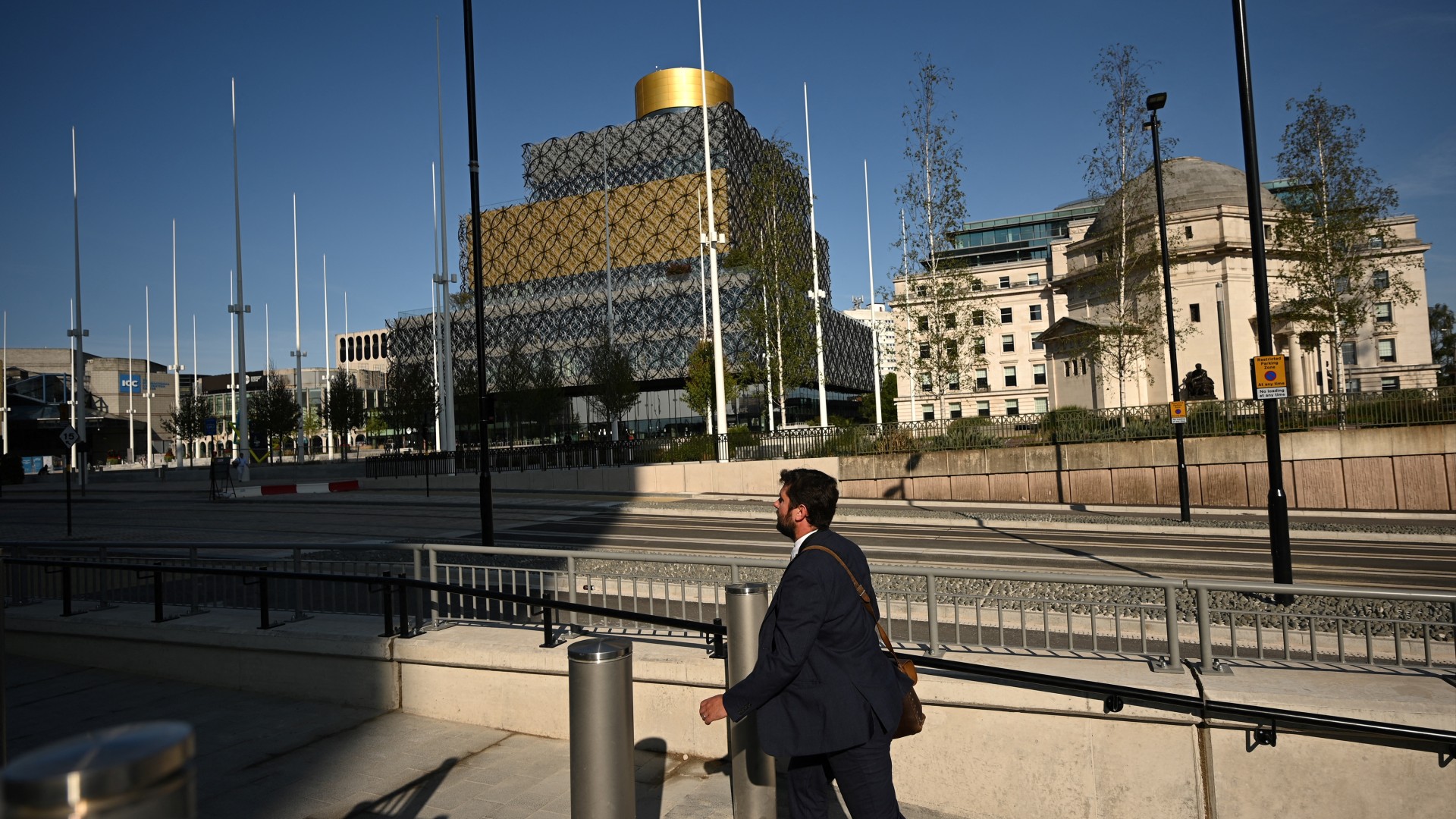 UK school with hundreds of Muslim students evacuated after bomb threat020 UK school with hundreds of Muslim students evacuated after bomb threat
