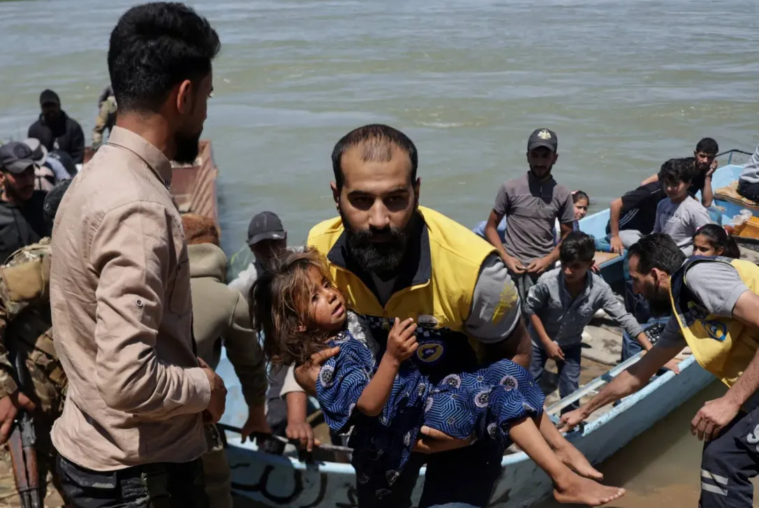 Two Children Die after Ferry Hits Bridge in Eastern Syria020 Two Children Die after Ferry Hits Bridge in Eastern Syria