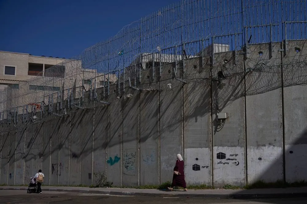 Palestinian Authorities Say Israeli Forces Kill Man Trying to Climb Barrier020 Palestinian Authorities Say Israeli Forces Kill Man Trying to Climb Barrier