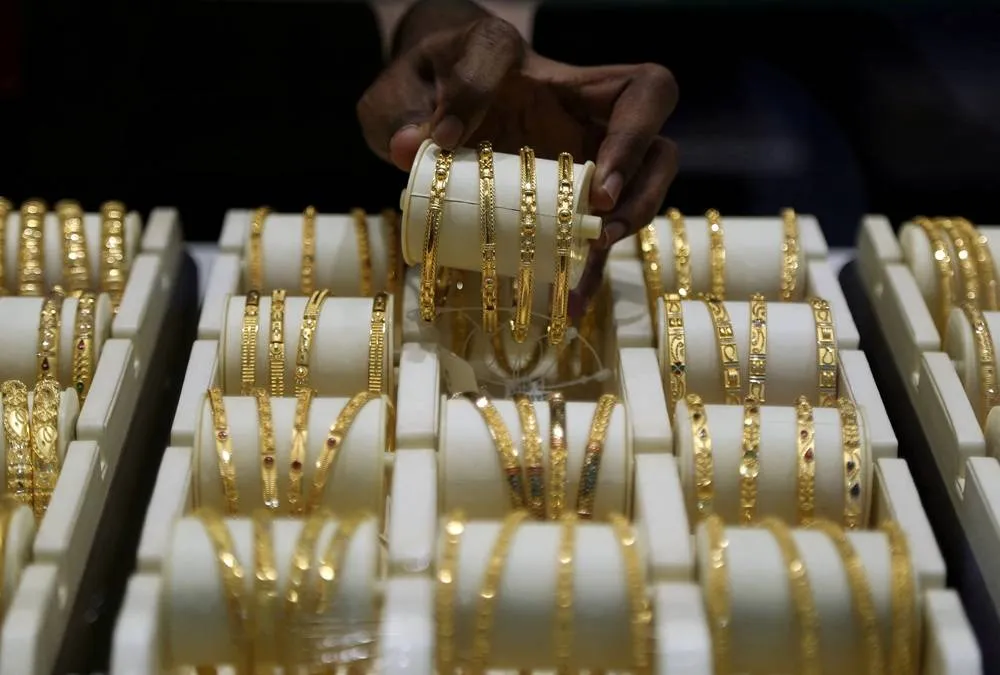 Gold Heads for First Weekly Rise in Five on Easing Fed RateHike Bets
