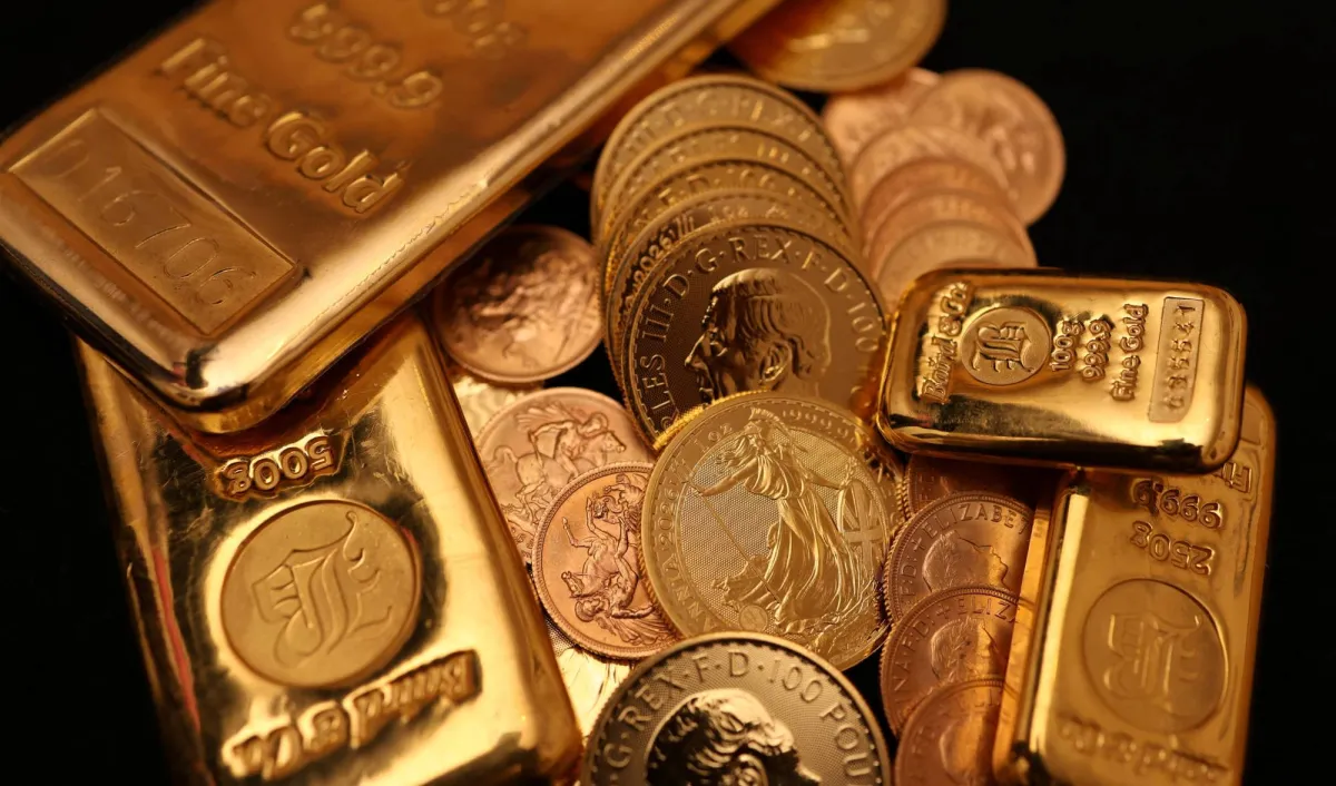 Gold Gains as Dollar Weakens; Still on Track for Fourth Straight Weekly Loss