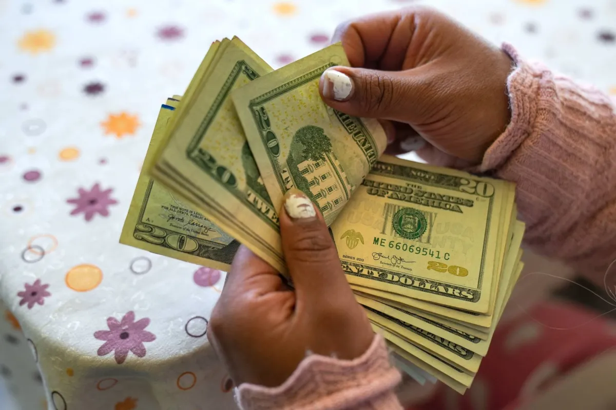 Dollar Set for Weekly Drop as Traders Trim Wagers on Rate Hikes020 Dollar Set for Weekly Drop as Traders Trim Wagers on Rate Hikes