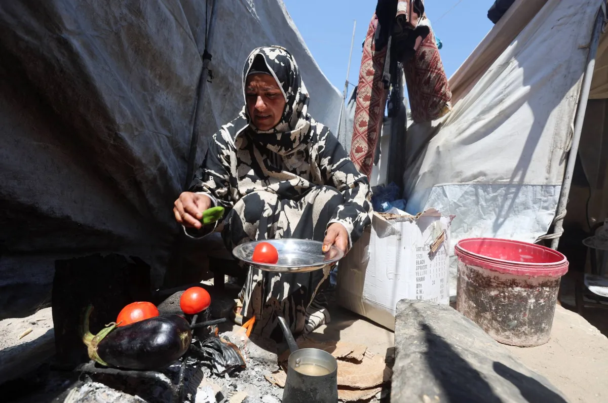 In Gazas Tent Camps a Cigarette Lighter Becomes a Lifeline020 In Gazas Tent Camps a Cigarette Lighter Becomes a Lifeline