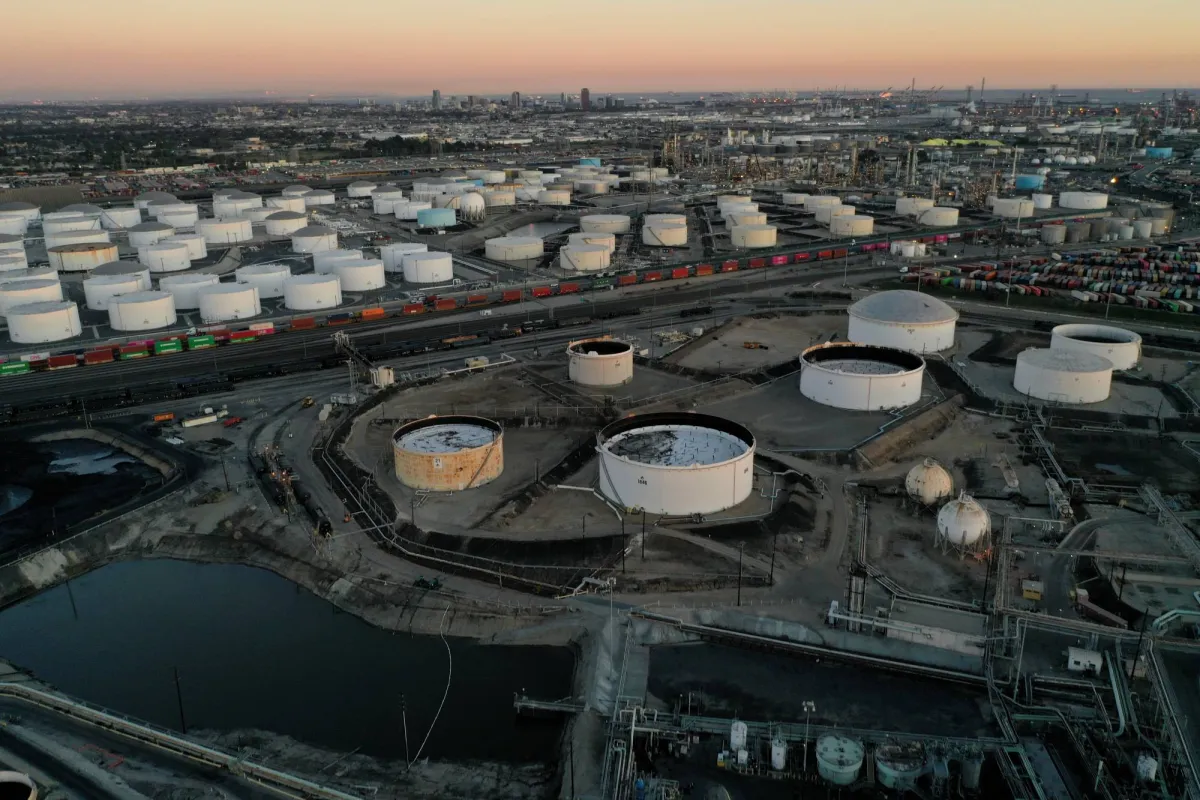 Oil Extends Slide to More than 1 on Expectations of Smoother Crude Flows via Hormuz