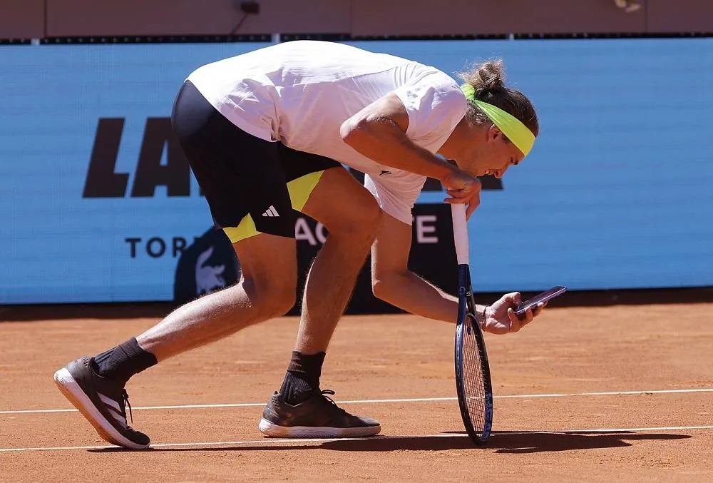 The Camera Never Lies: Electronic Line Calls in Focus Again as Zverev Takes Photo of Ball Mark 020 The Camera Never Lies: Electronic Line Calls in Focus Again as Zverev Takes Photo of Ball Mark