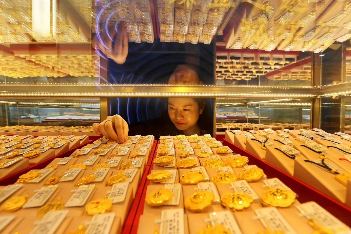 Gold Falls as Renewed USIran Tensions Dampen Peace Hopes Clouds Interest Rate Outlook020 Gold Falls as Renewed USIran Tensions Dampen Peace Hopes Clouds Interest Rate Outlook