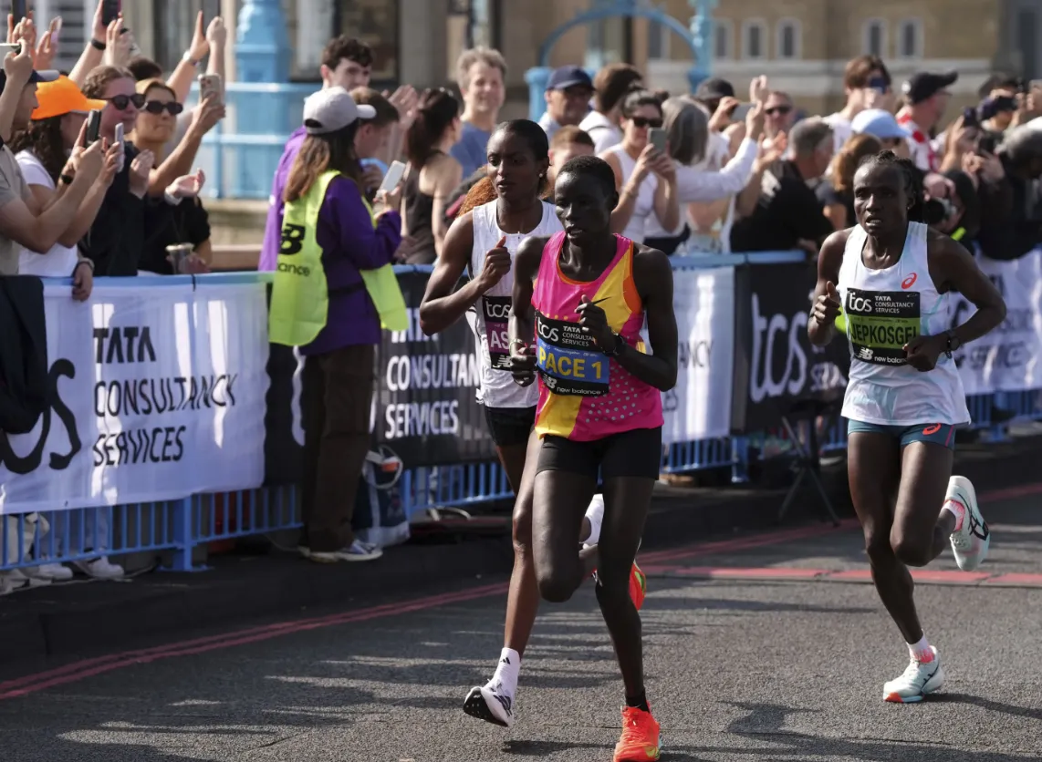 Assefa Wins London Marathon Womens Race after Late Breakaway020 Assefa Wins London Marathon Womens Race after Late Breakaway