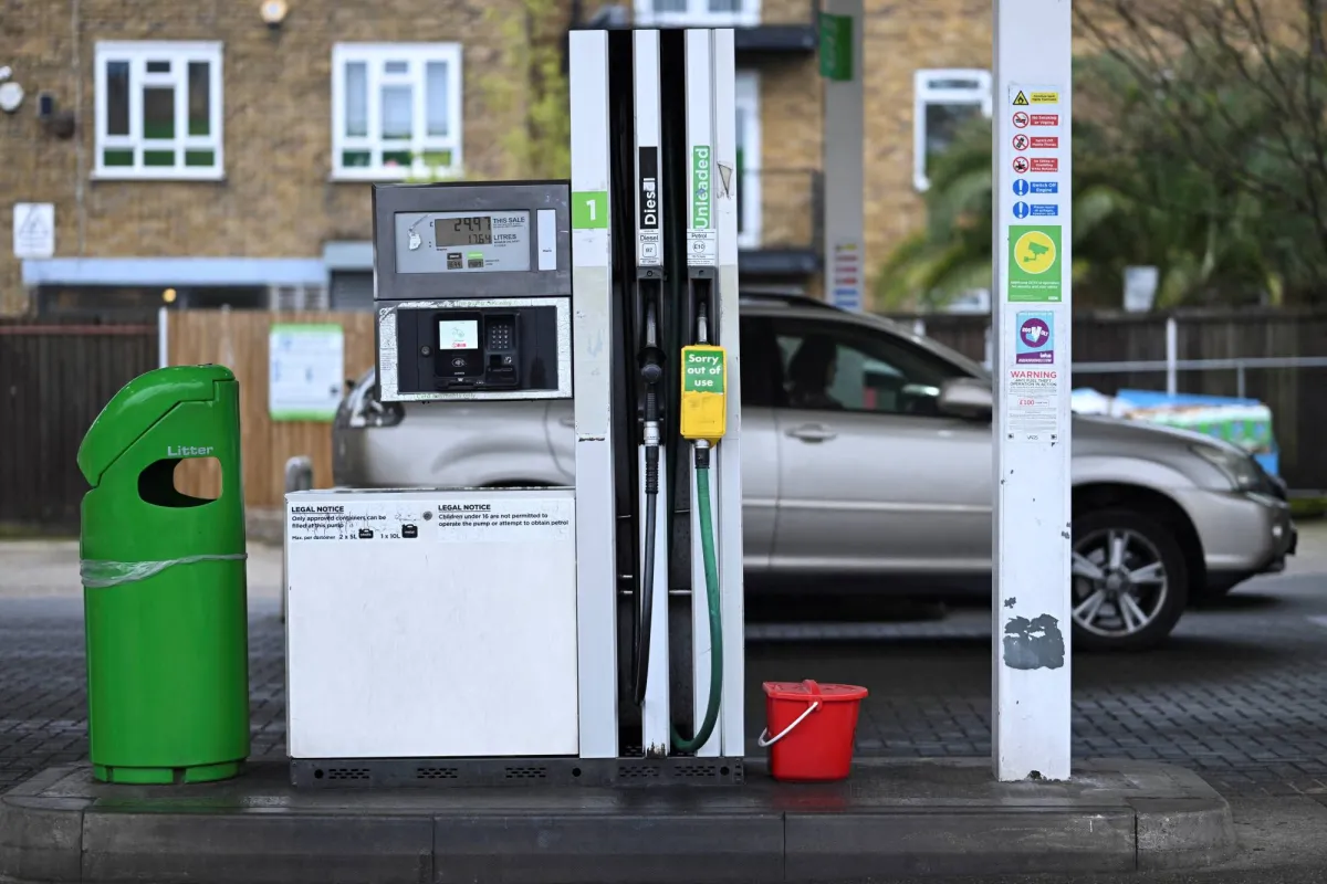 UK Retail Sales Drop by Most in Nearly a Year as Drivers Buy Less Fuel020 UK Retail Sales Drop by Most in Nearly a Year as Drivers Buy Less Fuel