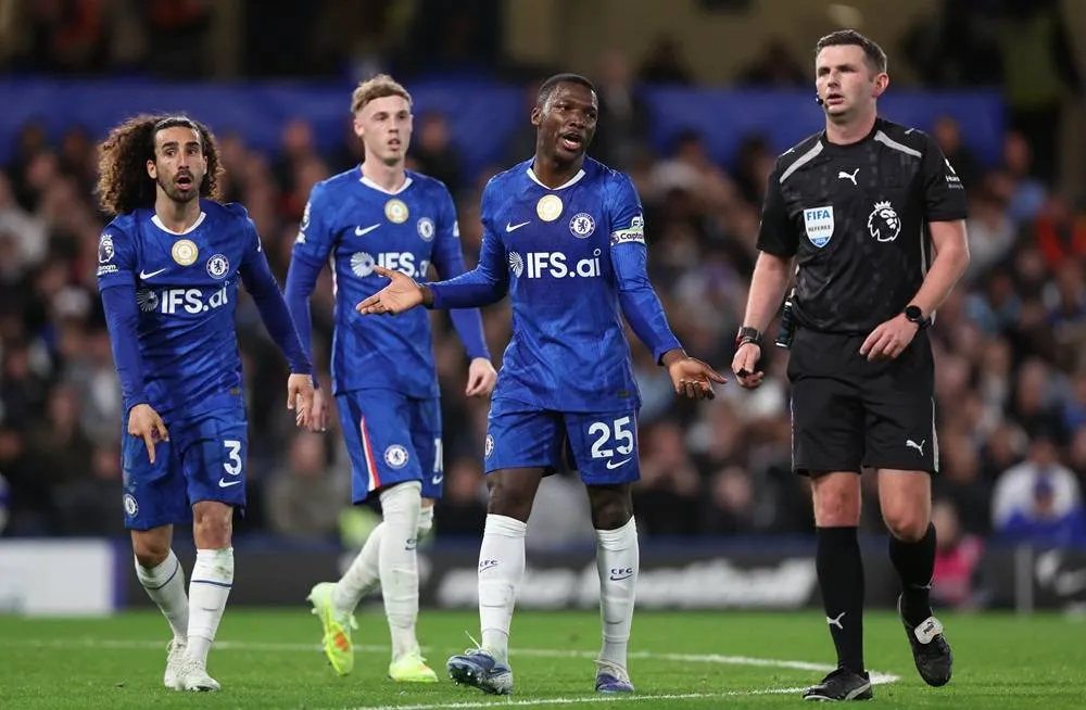Di Matteo Says Vital for Faltering Chelsea to Add Experience